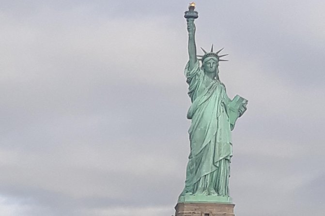 1-hour New York City Skyline Sightseeing Cruise - Narration, Music, and the Onboard Energy