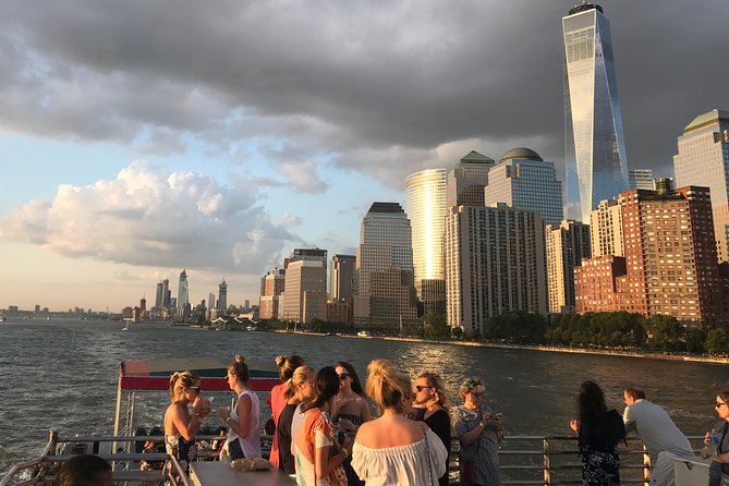 Circle Line: 2hr - New York City Harbor Lights Cruise - Live English Narration vs. the App: Hearing the Story Your Way
