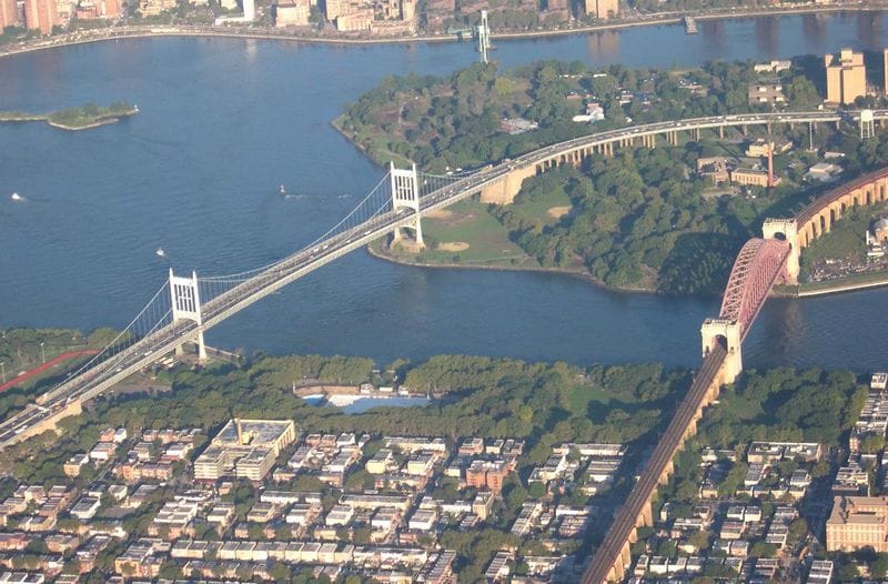 From Manhattan: 5-Hour Bronx, Queens, and Brooklyn Bus Tour - The guide makes or breaks it—what you can learn on this route