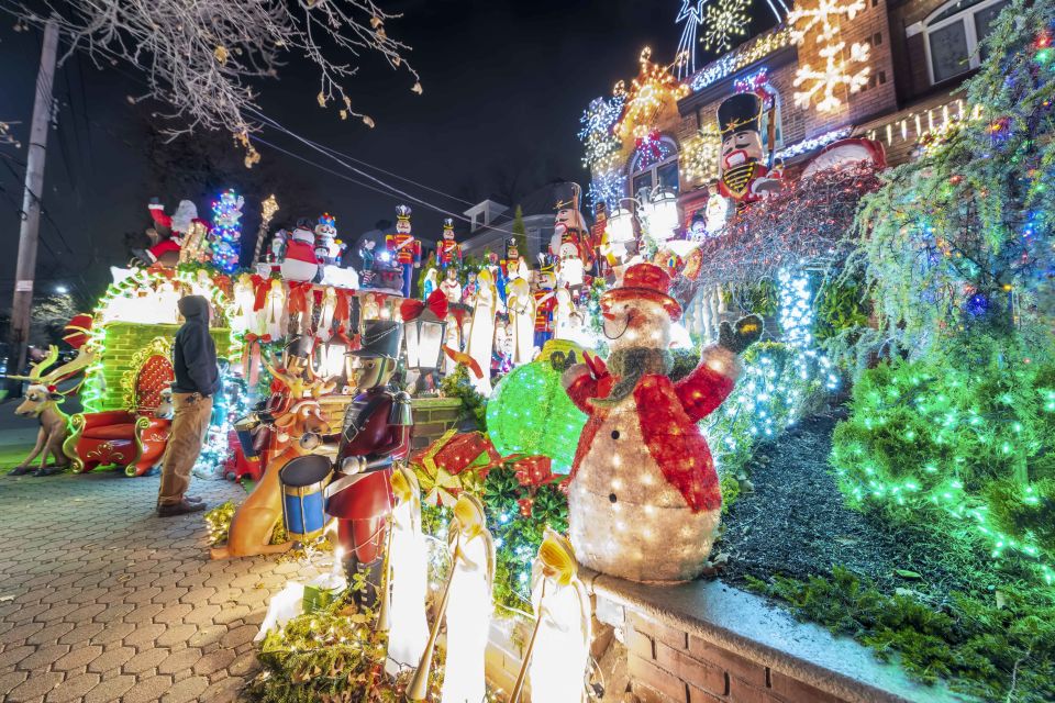 From Manhattan: Dyker Heights Lights & Skyline Tour - Brooklyn Bridge Park: Skyline Photos Without the Midnight Problem