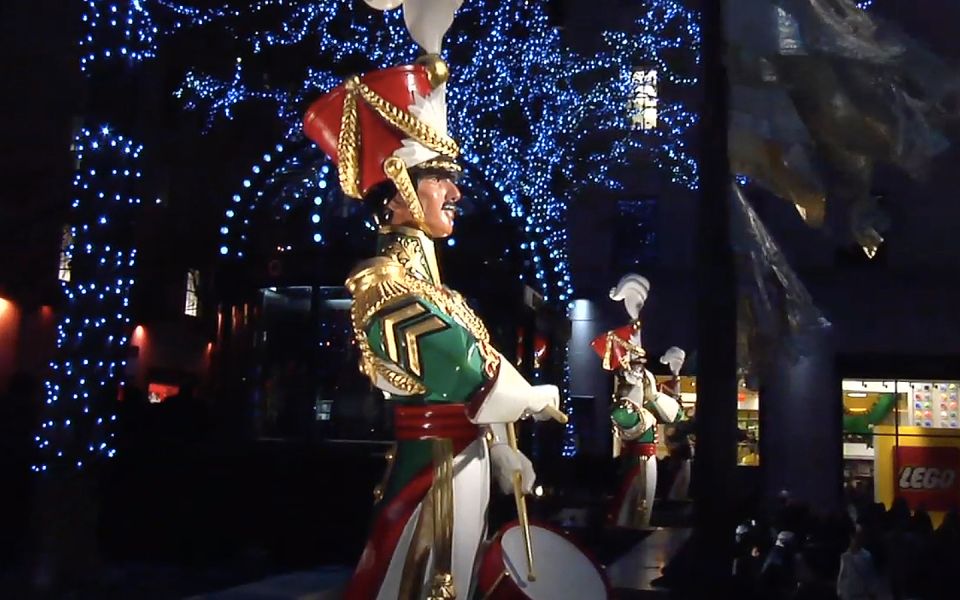From Manhattan: Dyker Heights Lights & Skyline Tour - The Manhattan Meeting Point: Easy to Find, Not Easy to Skip