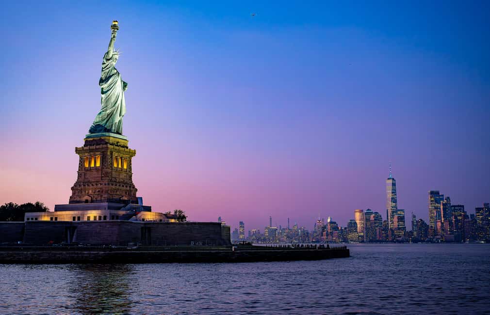 New York City: Gourmet Dinner Cruise with Live Music - Drinks and the bar reality: what’s included and what isn’t