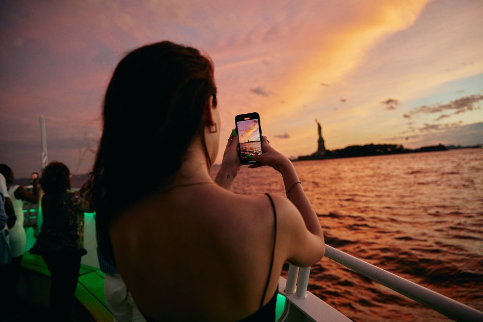 New York City: Gourmet Dinner Cruise with Live Music - Live music on board: off-Broadway talent and the noise level question