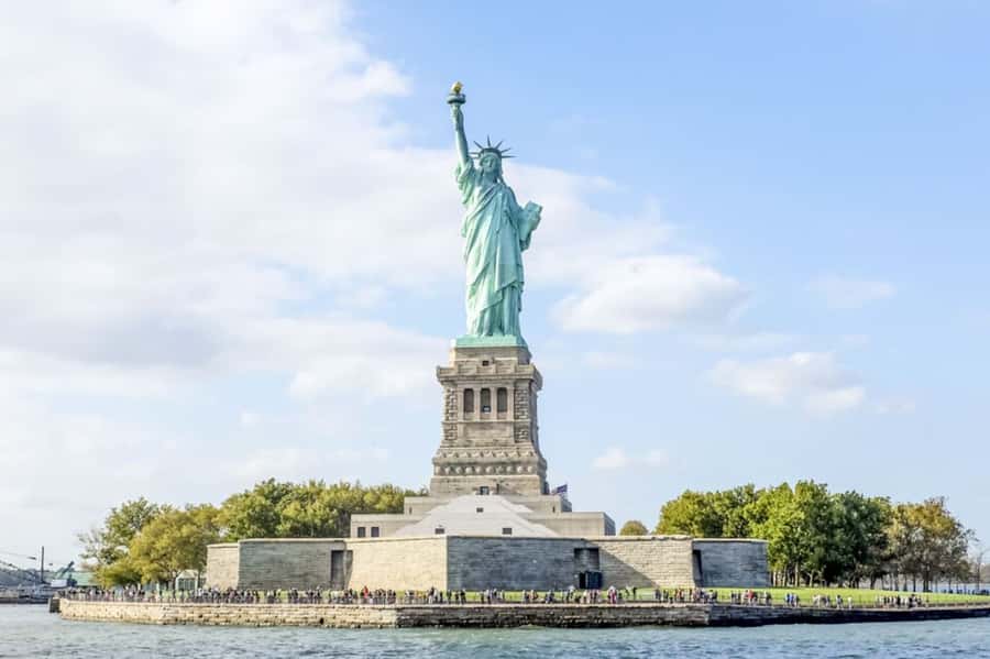 NYC: Circle Line 1-Hr Statue of Liberty Skip-The-Line Cruise - A 60-Minute Harbor Shortcut to the Statue and Skyline