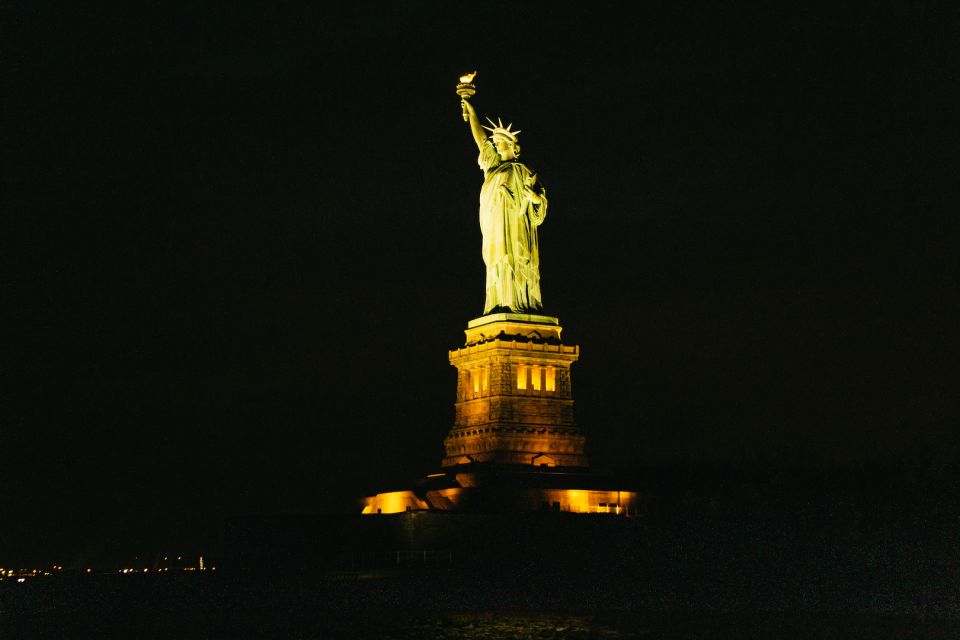 NYC: Circle Line 2h Harbor Lights Cruise Skip-The-Box-Office - What the Live Guides Add (and Where You Might Lose Them)