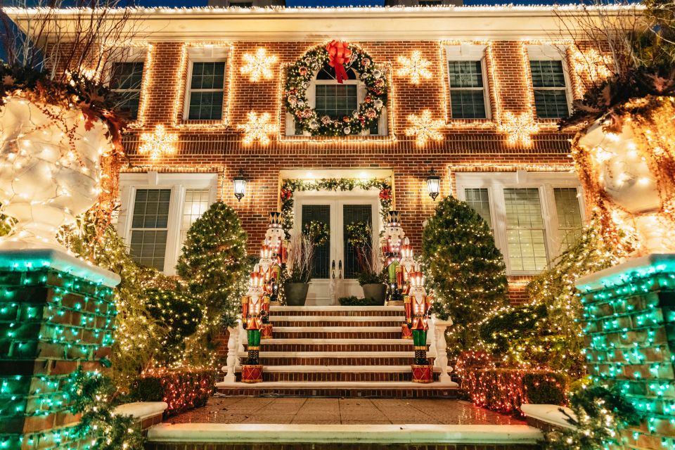 NYC: Dyker Heights Christmas Lights & Skyline View Bus Tour - Meeting at Junior’s and heading out with a plan