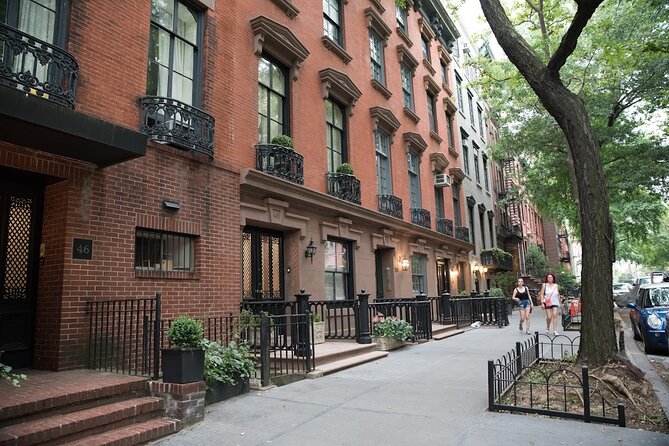 NYC: Greenwich Village Food Tour with 6 Locals Favorites Dishes - Guides and Group Energy: Why It Feels Better With a Small Team