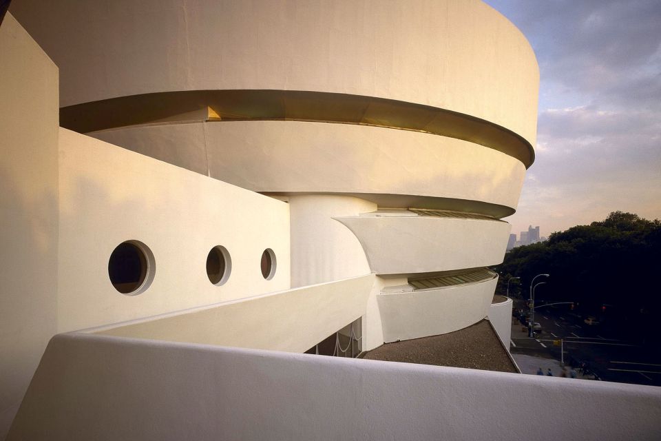 NYC: Guggenheim Museum Entry Ticket - Crowds, quiet viewing, and the best way to use the benches