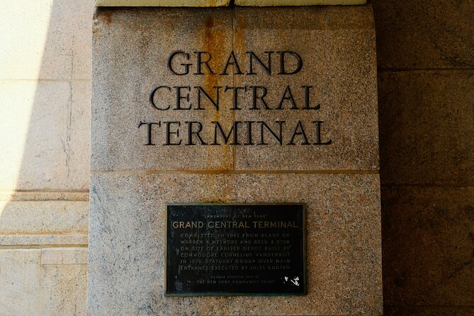 NYC: Official Grand Central Terminal Tour - Quick pass-by moments: Chrysler Building and the Transit Museum shop